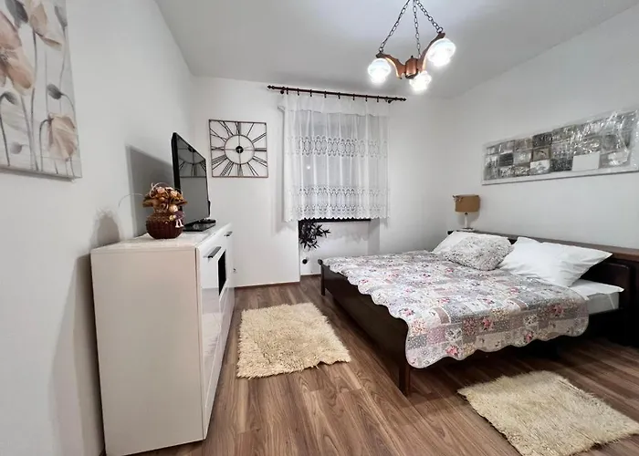 Leptiric 아파트 풀라